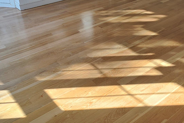 Proceso de preparación e instalación de suelos de madera natural
