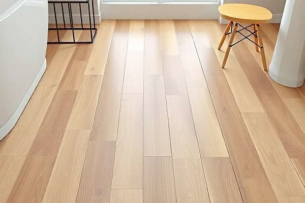 Ventajas e inconvenientes de instalar suelo de madera en el baño